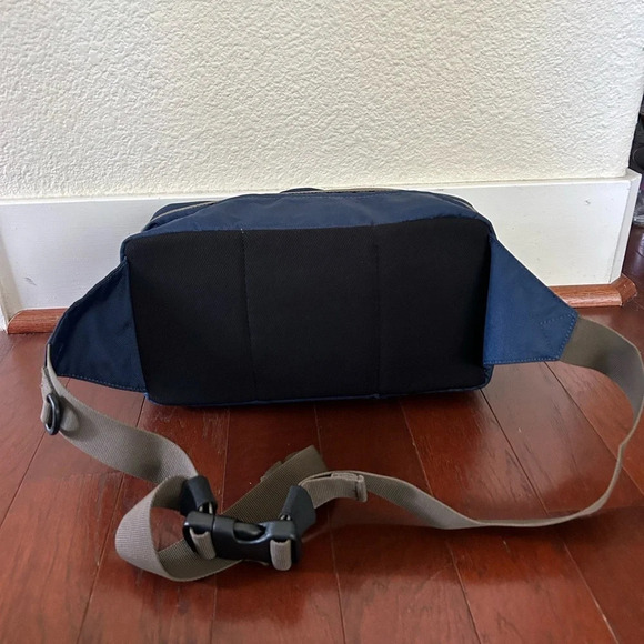 Like new Columbia Fanny Pack body bag waist bag large multiple bags blue - Picture 3 of 12